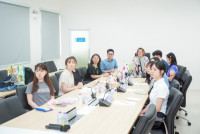 อาจารย์ซาโต้ มากิ (Sato Maki) และเหล่านักศึกษา จาก Tohoku Gakuin University ประเทศญี่ปุ่น ในโอกาสเข้ามาหารือ และเดินชมอาคารเรียนสำหรับกิจกรรม International Internship Program 2025