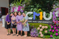 ผู้เกษียณอายุงาน/ราชการคณะศึกษาศาสตร์ มช. ร่วมพิธีมอบเกียรติบัตรและกล่าวแสดงมุทิตาจิต แก่ข้าราชการ พนักงานมหาวิทยาลัย ลูกจ้างประจำ และพนักงานส่วนงานที่เกษียณอายุราชการ ประจำปี 2568