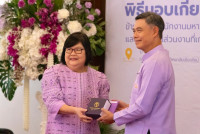 ผู้เกษียณอายุงาน/ราชการคณะศึกษาศาสตร์ มช. ร่วมพิธีมอบเกียรติบัตรและกล่าวแสดงมุทิตาจิต แก่ข้าราชการ พนักงานมหาวิทยาลัย ลูกจ้างประจำ และพนักงานส่วนงานที่เกษียณอายุราชการ ประจำปี 2568