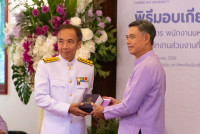 ผู้เกษียณอายุงาน/ราชการคณะศึกษาศาสตร์ มช. ร่วมพิธีมอบเกียรติบัตรและกล่าวแสดงมุทิตาจิต แก่ข้าราชการ พนักงานมหาวิทยาลัย ลูกจ้างประจำ และพนักงานส่วนงานที่เกษียณอายุราชการ ประจำปี 2568