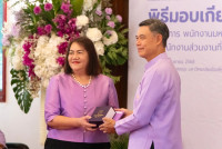 ผู้เกษียณอายุงาน/ราชการคณะศึกษาศาสตร์ มช. ร่วมพิธีมอบเกียรติบัตรและกล่าวแสดงมุทิตาจิต แก่ข้าราชการ พนักงานมหาวิทยาลัย ลูกจ้างประจำ และพนักงานส่วนงานที่เกษียณอายุราชการ ประจำปี 2568