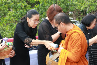 คณะศึกษาศาสตร์ มช. ร่วมพิธีทำบุญตักบาตรพระสงฆ์ ในวาระสัตตมวาร (7 วัน) อุทิศถวายพระราชกุศลแด่สมเด็จพระนางเจ้าสิริกิติ์ พระบรมราชินีนาถ พระบรมราชชนนีพันปีหลวง ณ ศาลาธรรม