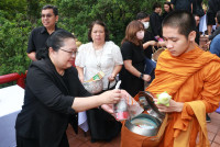 คณะศึกษาศาสตร์ มช. ร่วมพิธีทำบุญตักบาตรพระสงฆ์ ในวาระสัตตมวาร (7 วัน) อุทิศถวายพระราชกุศลแด่สมเด็จพระนางเจ้าสิริกิติ์ พระบรมราชินีนาถ พระบรมราชชนนีพันปีหลวง ณ ศาลาธรรม