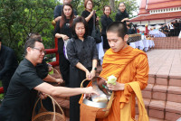 คณะศึกษาศาสตร์ มช. ร่วมพิธีทำบุญตักบาตรพระสงฆ์ ในวาระสัตตมวาร (7 วัน) อุทิศถวายพระราชกุศลแด่สมเด็จพระนางเจ้าสิริกิติ์ พระบรมราชินีนาถ พระบรมราชชนนีพันปีหลวง ณ ศาลาธรรม