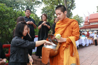 คณะศึกษาศาสตร์ มช. ร่วมพิธีทำบุญตักบาตรพระสงฆ์ ในวาระสัตตมวาร (7 วัน) อุทิศถวายพระราชกุศลแด่สมเด็จพระนางเจ้าสิริกิติ์ พระบรมราชินีนาถ พระบรมราชชนนีพันปีหลวง ณ ศาลาธรรม