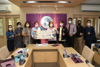 คณบดีคณะศึกษาศาสตร์ มอบป้าย EdPEx200 แก่ หัวหน้าภาควิชา รองคณบดี ผู้อำนวยการโรงเรียนสาธิตฯ และ เลขานุการคณะศึกษาศาสตร์