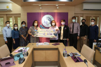 คณบดีคณะศึกษาศาสตร์ มอบป้าย EdPEx200 แก่ หัวหน้าภาควิชา รองคณบดี ผู้อำนวยการโรงเรียนสาธิตฯ และ เลขานุการคณะศึกษาศาสตร์