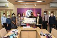 คณบดีคณะศึกษาศาสตร์ มอบป้าย EdPEx200 แก่ หัวหน้าภาควิชา รองคณบดี ผู้อำนวยการโรงเรียนสาธิตฯ และ เลขานุการคณะศึกษาศาสตร์