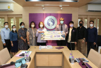 คณบดีคณะศึกษาศาสตร์ มอบป้าย EdPEx200 แก่ หัวหน้าภาควิชา รองคณบดี ผู้อำนวยการโรงเรียนสาธิตฯ และ เลขานุการคณะศึกษาศาสตร์