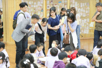 รต้อนรับ ศาสตราจารย์ ดร.มาริ ทานากะ พร้อมด้วยนักศึกษาและทีมวิจัย จาก มหาวิทยาลัยกุนมะ ประเทศญี่ปุ่น ในโอกาสเข้าเยี่ยมชมโรงเรียนฯ