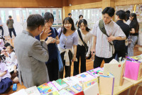 รต้อนรับ ศาสตราจารย์ ดร.มาริ ทานากะ พร้อมด้วยนักศึกษาและทีมวิจัย จาก มหาวิทยาลัยกุนมะ ประเทศญี่ปุ่น ในโอกาสเข้าเยี่ยมชมโรงเรียนฯ