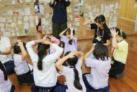 รต้อนรับ ศาสตราจารย์ ดร.มาริ ทานากะ พร้อมด้วยนักศึกษาและทีมวิจัย จาก มหาวิทยาลัยกุนมะ ประเทศญี่ปุ่น ในโอกาสเข้าเยี่ยมชมโรงเรียนฯ