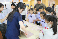 รต้อนรับ ศาสตราจารย์ ดร.มาริ ทานากะ พร้อมด้วยนักศึกษาและทีมวิจัย จาก มหาวิทยาลัยกุนมะ ประเทศญี่ปุ่น ในโอกาสเข้าเยี่ยมชมโรงเรียนฯ