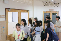 รต้อนรับ ศาสตราจารย์ ดร.มาริ ทานากะ พร้อมด้วยนักศึกษาและทีมวิจัย จาก มหาวิทยาลัยกุนมะ ประเทศญี่ปุ่น ในโอกาสเข้าเยี่ยมชมโรงเรียนฯ