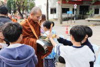 ทำบุญตักบาตร เนื่องใน 