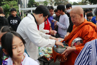 ทำบุญตักบาตร เนื่องใน 