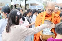 ทำบุญตักบาตร เนื่องใน 