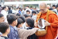 ทำบุญตักบาตร เนื่องใน 