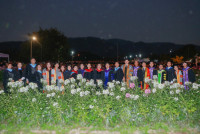 ผู้บริหาร คณาจารย์ ดุษฎีบัณฑิต มหาบัณฑิต และบัณฑิตคณะศึกษาศาสตร์ มช. ถ่ายภาพหมู่ร่วมกัน ในโอกาสพิธีพระราชทานปริญญาบัตร ครั้งที่ 60