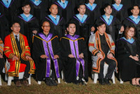 ผู้บริหาร คณาจารย์ ดุษฎีบัณฑิต มหาบัณฑิต และบัณฑิตคณะศึกษาศาสตร์ มช. ถ่ายภาพหมู่ร่วมกัน ในโอกาสพิธีพระราชทานปริญญาบัตร ครั้งที่ 60