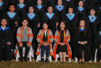 ผู้บริหาร คณาจารย์ ดุษฎีบัณฑิต มหาบัณฑิต และบัณฑิตคณะศึกษาศาสตร์ มช. ถ่ายภาพหมู่ร่วมกัน ในโอกาสพิธีพระราชทานปริญญาบัตร ครั้งที่ 60