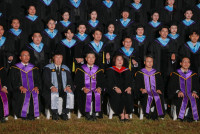 ผู้บริหาร คณาจารย์ ดุษฎีบัณฑิต มหาบัณฑิต และบัณฑิตคณะศึกษาศาสตร์ มช. ถ่ายภาพหมู่ร่วมกัน ในโอกาสพิธีพระราชทานปริญญาบัตร ครั้งที่ 60