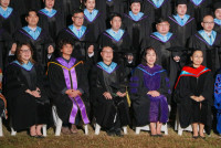 ผู้บริหาร คณาจารย์ ดุษฎีบัณฑิต มหาบัณฑิต และบัณฑิตคณะศึกษาศาสตร์ มช. ถ่ายภาพหมู่ร่วมกัน ในโอกาสพิธีพระราชทานปริญญาบัตร ครั้งที่ 60