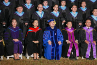 ผู้บริหาร คณาจารย์ ดุษฎีบัณฑิต มหาบัณฑิต และบัณฑิตคณะศึกษาศาสตร์ มช. ถ่ายภาพหมู่ร่วมกัน ในโอกาสพิธีพระราชทานปริญญาบัตร ครั้งที่ 60