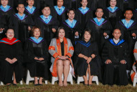 ผู้บริหาร คณาจารย์ ดุษฎีบัณฑิต มหาบัณฑิต และบัณฑิตคณะศึกษาศาสตร์ มช. ถ่ายภาพหมู่ร่วมกัน ในโอกาสพิธีพระราชทานปริญญาบัตร ครั้งที่ 60