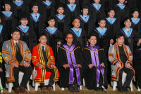 ผู้บริหาร คณาจารย์ ดุษฎีบัณฑิต มหาบัณฑิต และบัณฑิตคณะศึกษาศาสตร์ มช. ถ่ายภาพหมู่ร่วมกัน ในโอกาสพิธีพระราชทานปริญญาบัตร ครั้งที่ 60