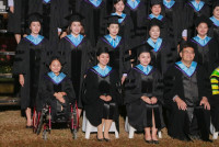 ผู้บริหาร คณาจารย์ ดุษฎีบัณฑิต มหาบัณฑิต และบัณฑิตคณะศึกษาศาสตร์ มช. ถ่ายภาพหมู่ร่วมกัน ในโอกาสพิธีพระราชทานปริญญาบัตร ครั้งที่ 60