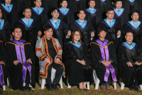 ผู้บริหาร คณาจารย์ ดุษฎีบัณฑิต มหาบัณฑิต และบัณฑิตคณะศึกษาศาสตร์ มช. ถ่ายภาพหมู่ร่วมกัน ในโอกาสพิธีพระราชทานปริญญาบัตร ครั้งที่ 60