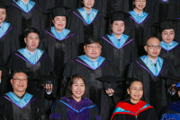 ผู้บริหาร คณาจารย์ ดุษฎีบัณฑิต มหาบัณฑิต และบัณฑิตคณะศึกษาศาสตร์ มช. ถ่ายภาพหมู่ร่วมกัน ในโอกาสพิธีพระราชทานปริญญาบัตร ครั้งที่ 60