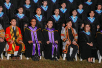 ผู้บริหาร คณาจารย์ ดุษฎีบัณฑิต มหาบัณฑิต และบัณฑิตคณะศึกษาศาสตร์ มช. ถ่ายภาพหมู่ร่วมกัน ในโอกาสพิธีพระราชทานปริญญาบัตร ครั้งที่ 60