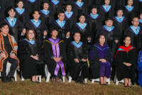 ผู้บริหาร คณาจารย์ ดุษฎีบัณฑิต มหาบัณฑิต และบัณฑิตคณะศึกษาศาสตร์ มช. ถ่ายภาพหมู่ร่วมกัน ในโอกาสพิธีพระราชทานปริญญาบัตร ครั้งที่ 60