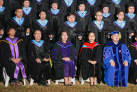 ผู้บริหาร คณาจารย์ ดุษฎีบัณฑิต มหาบัณฑิต และบัณฑิตคณะศึกษาศาสตร์ มช. ถ่ายภาพหมู่ร่วมกัน ในโอกาสพิธีพระราชทานปริญญาบัตร ครั้งที่ 60