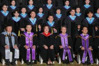 ผู้บริหาร คณาจารย์ ดุษฎีบัณฑิต มหาบัณฑิต และบัณฑิตคณะศึกษาศาสตร์ มช. ถ่ายภาพหมู่ร่วมกัน ในโอกาสพิธีพระราชทานปริญญาบัตร ครั้งที่ 60