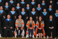 ผู้บริหาร คณาจารย์ ดุษฎีบัณฑิต มหาบัณฑิต และบัณฑิตคณะศึกษาศาสตร์ มช. ถ่ายภาพหมู่ร่วมกัน ในโอกาสพิธีพระราชทานปริญญาบัตร ครั้งที่ 60