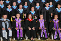 ผู้บริหาร คณาจารย์ ดุษฎีบัณฑิต มหาบัณฑิต และบัณฑิตคณะศึกษาศาสตร์ มช. ถ่ายภาพหมู่ร่วมกัน ในโอกาสพิธีพระราชทานปริญญาบัตร ครั้งที่ 60