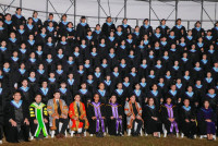 ผู้บริหาร คณาจารย์ ดุษฎีบัณฑิต มหาบัณฑิต และบัณฑิตคณะศึกษาศาสตร์ มช. ถ่ายภาพหมู่ร่วมกัน ในโอกาสพิธีพระราชทานปริญญาบัตร ครั้งที่ 60