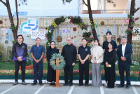 คณะศึกษาศาสตร์ มช.รับมอบแท่นรางวัลชนะเลิศ การประกวดจัดสวนงานรับปริญญา รุ่นที่ 60 จากรองอธิการบดี มช.