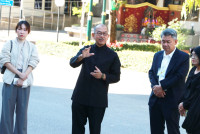 คณะศึกษาศาสตร์ มช.รับมอบแท่นรางวัลชนะเลิศ การประกวดจัดสวนงานรับปริญญา รุ่นที่ 60 จากรองอธิการบดี มช.