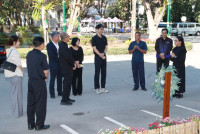 คณะศึกษาศาสตร์ มช.รับมอบแท่นรางวัลชนะเลิศ การประกวดจัดสวนงานรับปริญญา รุ่นที่ 60 จากรองอธิการบดี มช.