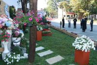 คณะศึกษาศาสตร์ มช.รับมอบแท่นรางวัลชนะเลิศ การประกวดจัดสวนงานรับปริญญา รุ่นที่ 60 จากรองอธิการบดี มช.