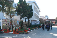 คณะศึกษาศาสตร์ มช.รับมอบแท่นรางวัลชนะเลิศ การประกวดจัดสวนงานรับปริญญา รุ่นที่ 60 จากรองอธิการบดี มช.