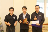 ผู้บริหารและเจ้าหน้าที่ คณะศึกษาศาสตร์ มช. รับมอบรางวัลชนะเลิศ การประกวดความสวยงามการตกแต่งภูมิทัศน์ งานพิธีมอบปริญญาบัตร มหาวิทยาลัยเชียงใหม่ ครั้งที่ 60