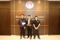 ผู้บริหารและเจ้าหน้าที่ คณะศึกษาศาสตร์ มช. รับมอบรางวัลชนะเลิศ การประกวดความสวยงามการตกแต่งภูมิทัศน์ งานพิธีมอบปริญญาบัตร มหาวิทยาลัยเชียงใหม่ ครั้งที่ 60