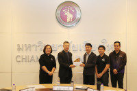 ผู้บริหารและเจ้าหน้าที่ คณะศึกษาศาสตร์ มช. รับมอบรางวัลชนะเลิศ การประกวดความสวยงามการตกแต่งภูมิทัศน์ งานพิธีมอบปริญญาบัตร มหาวิทยาลัยเชียงใหม่ ครั้งที่ 60