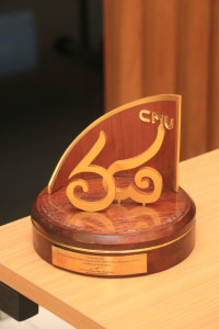 ผู้บริหารและเจ้าหน้าที่ คณะศึกษาศาสตร์ มช. รับมอบรางวัลชนะเลิศ การประกวดความสวยงามการตกแต่งภูมิทัศน์ งานพิธีมอบปริญญาบัตร มหาวิทยาลัยเชียงใหม่ ครั้งที่ 60