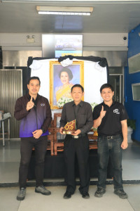 ผู้บริหารและเจ้าหน้าที่ คณะศึกษาศาสตร์ มช. รับมอบรางวัลชนะเลิศ การประกวดความสวยงามการตกแต่งภูมิทัศน์ งานพิธีมอบปริญญาบัตร มหาวิทยาลัยเชียงใหม่ ครั้งที่ 60